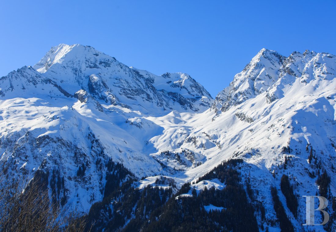 En Savoie, dans un hameau de la vallée de la Tarentaise, un grand chalet traditionnel rénové avec soin - photo  n°57